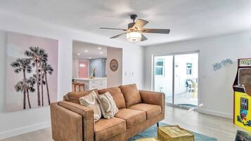 Televisio, takka, työhuone