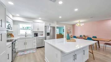 Jääkaappi, mikroaaltouuni, uuni, liesi