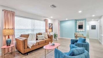 Televisio, takka, työhuone