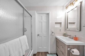 Shower, free toiletries, hair dryer - Heated Pool, Game Room, MiniGolf @ Mermaid Cove (Largo)