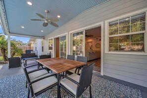 屋外ダイニングエリア