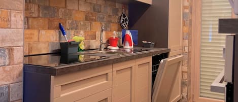 Kühlschrank, Mikrowelle, Ofen, Herdplatte