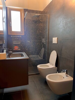 Douche, sèche-cheveux, bidet, serviettes fournies