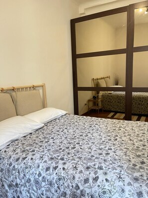 1 habitación, tabla de planchar con plancha, wifi gratis y ropa de cama 