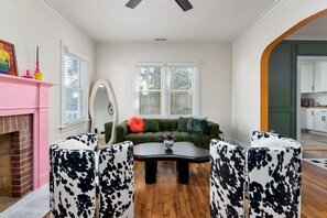 TV connectée, jeux vidéo, baby-foot, livres