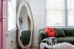 Smart-TV, Videospiele, Tischfußball, Bücher