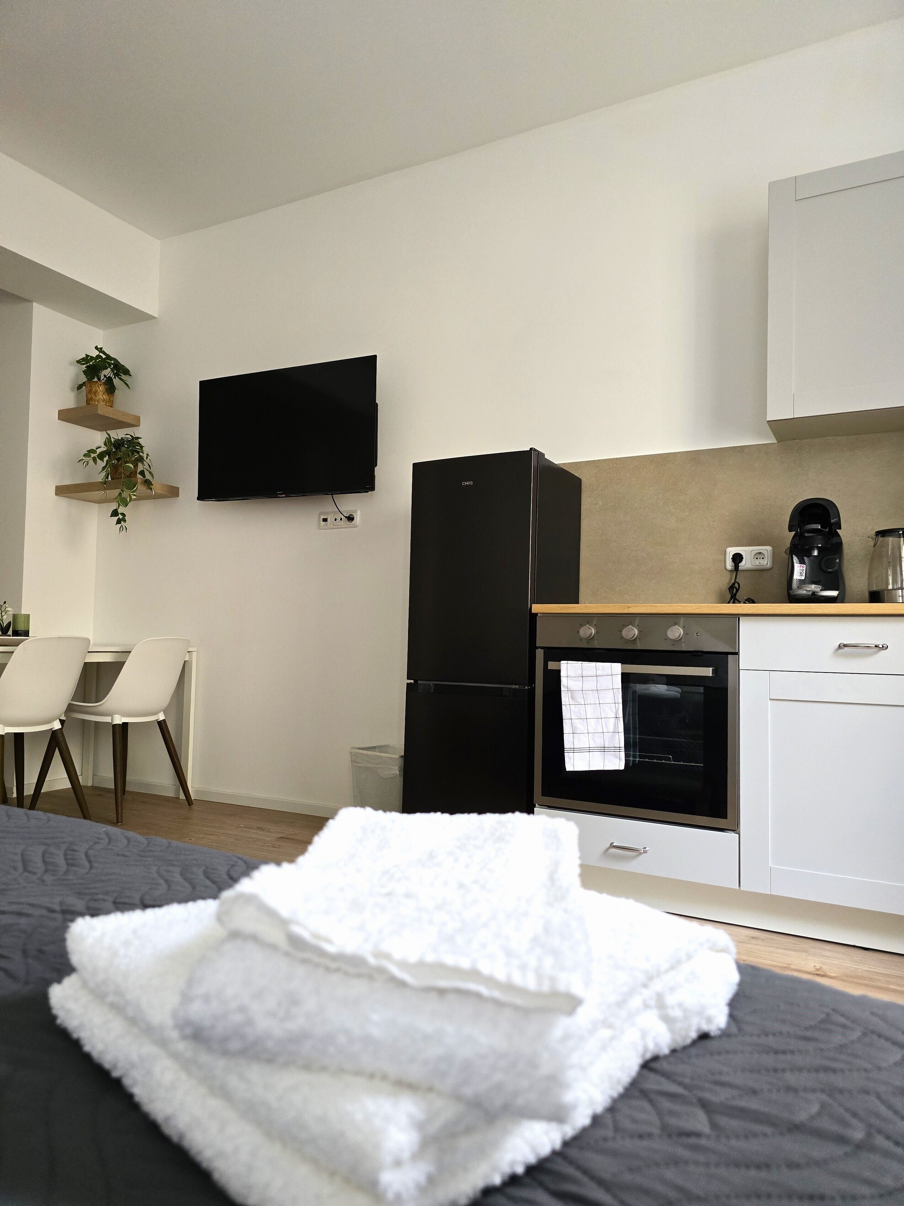 SuiteFOR4 | Privat køkken | Køleskab/fryser i fuld størrelse, mikrobølgeovn, ovn, kogeplade