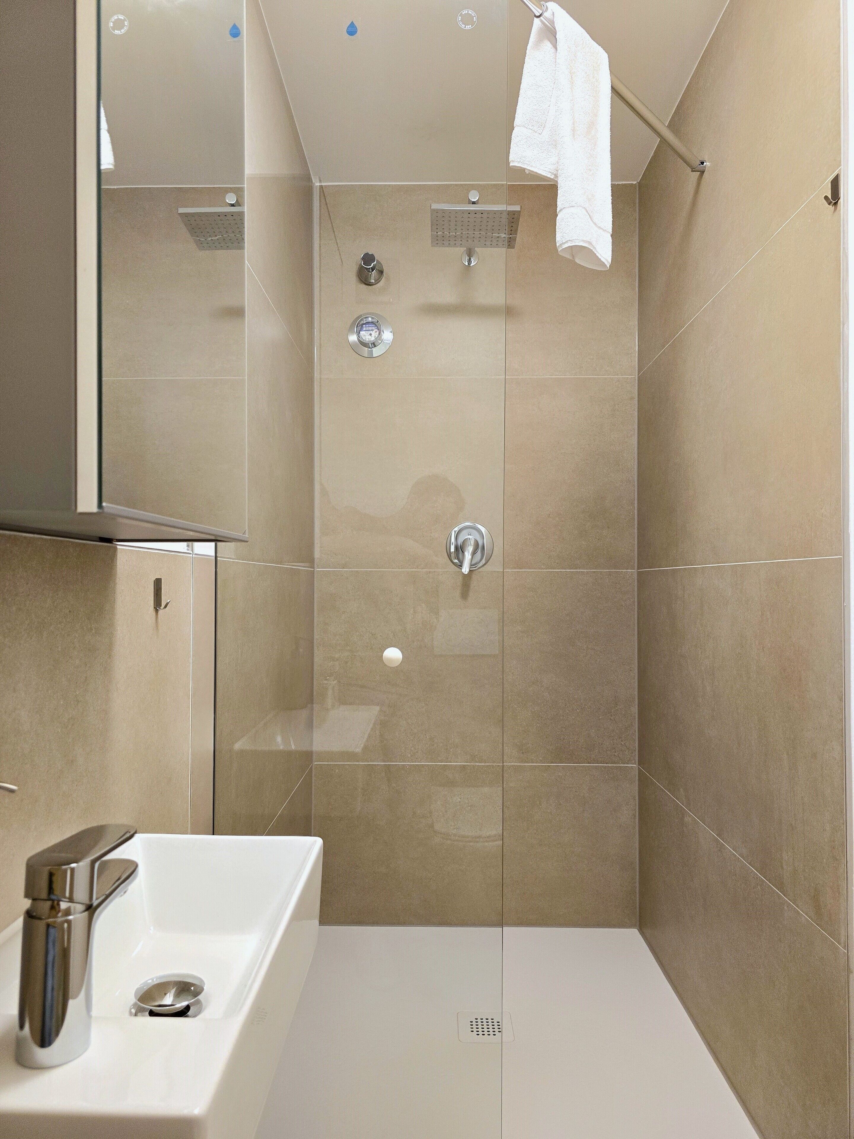 SuiteFOR2 | Badezimmer | Dusche, Regendusche, Haartrockner, Handtücher