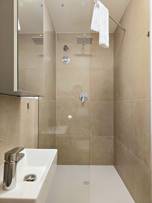 SuiteFOR2 | Bathroom | Shower, rainfall showerhead, hair dryer, towels - Apartments Schwandorf (Schwandorf)