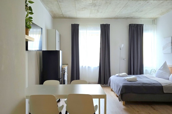 SuiteFOR4 | Muebles diferentes, escritorio y espacio para trabajar con laptop