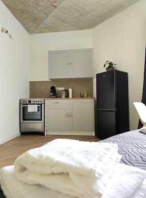 SuiteFOR2 | Private kitchen | Full-sized fridge, microwave, oven, stovetop - Apartments Schwandorf (Schwandorf)
