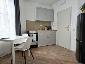SuiteFOR2 | Cozinha privada | Geladeira grande, micro-ondas, fogão, cooktop
