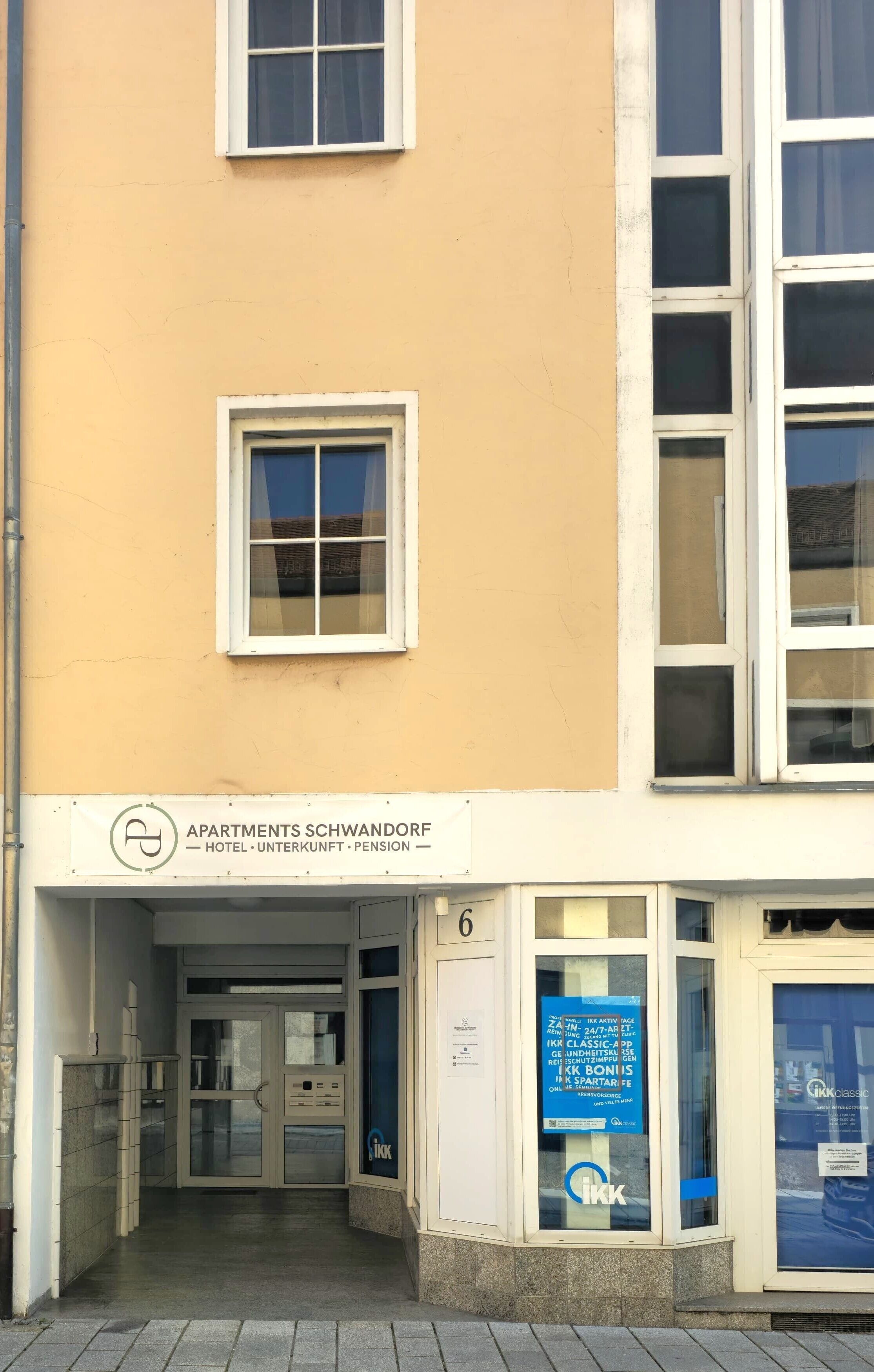 Vista frontal de la propiedad