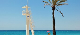Sunny luxury holiday by the sea