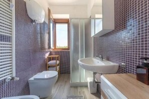 Dusche, kostenlose Toilettenartikel, Haartrockner, Bidet