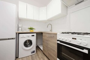 Fridge, oven, stovetop, coffee/tea maker