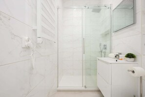 Bruser, hårtørrer, håndklæder, Shampoo