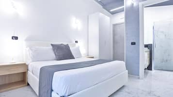 Frigobar, cofres nos quartos, escrivaninha