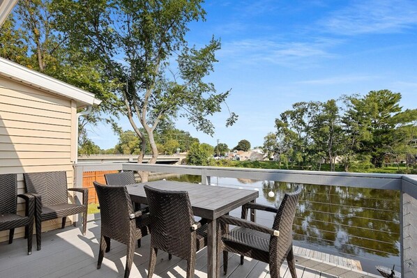 House | 4 bedrooms - Lazy River Villa - Hottub Fenced Yard Sleeps 11 (Oconto)