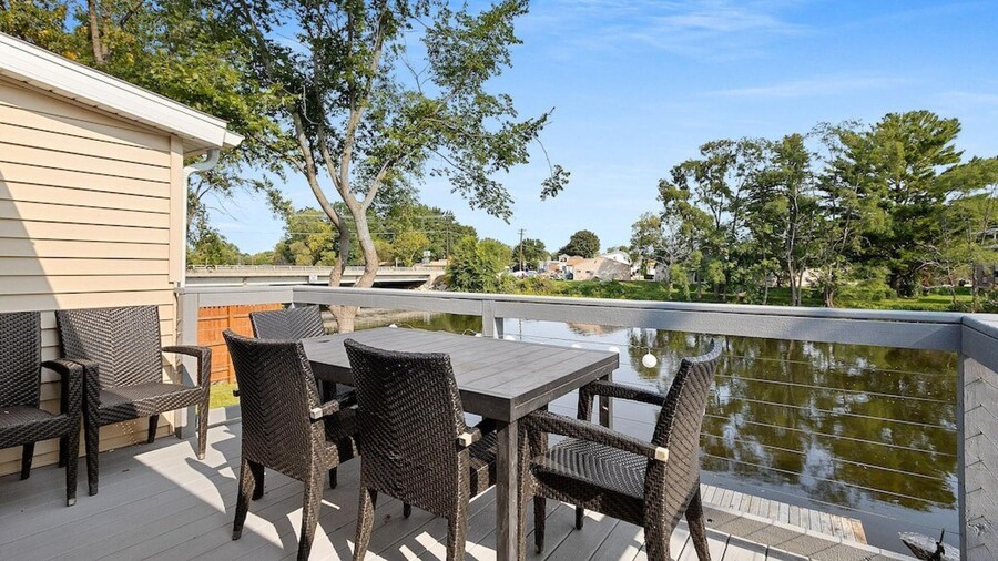 Lazy River Villa - Hottub Fenced Yard Sleeps 11