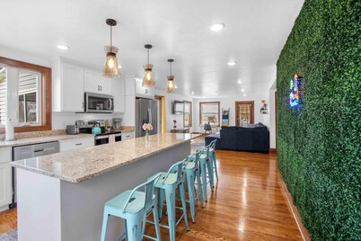 Riverfront Kayaks Bay Access Sleeps 15