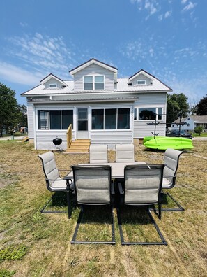 BBQ/picnic area - Riverfront Kayaks Bay Access Sleeps 15 (Oconto)