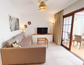 Tv och ett bordtennisbord