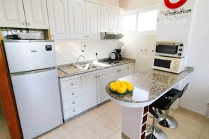 Jääkaappi, mikroaaltouuni, liesi, kahvin-/teenkeitin