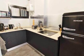 Kühlschrank, Mikrowelle, Herdplatte, Wasserkocher mit Kaffee-/Teezubehör