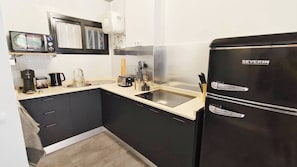 Réfrigérateur, micro-ondes, plaque de cuisson, cafetière/bouilloire