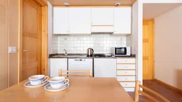 Appartement (1 Bedroom) | Privékitchenette | Een microgolfoven, een kinderstoel