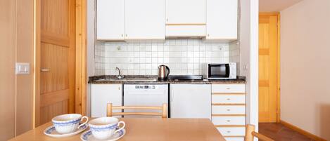 Appartement (1 Bedroom) | Cuisinette privée | Four à micro-ondes, chaise haute