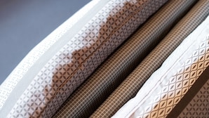 Gros plan sur quatre échantillons de tissu présentant des motifs géométriques.