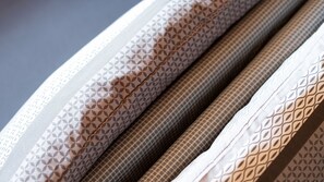 Gros plan sur quatre motifs de tissu différents.