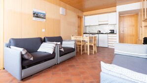 Un salon confortable avec un canapé, une table à manger et un coin cuisine.