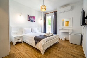 Deluxe Triple Room | Soundproofing, iron/ironing board, free WiFi - Londia Alaçatı (Cesme)
