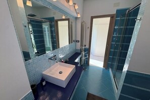 Shower, hair dryer, bidet, towels - 2 Bedroom Apartment in PALERMO (PALERMO)
