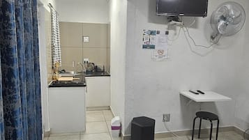 Escritorio y espacio para trabajar con laptop