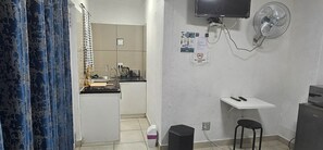 Room 8 - Standard Room | 1 bedroom, desk, laptop workspace, iron/ironing board
