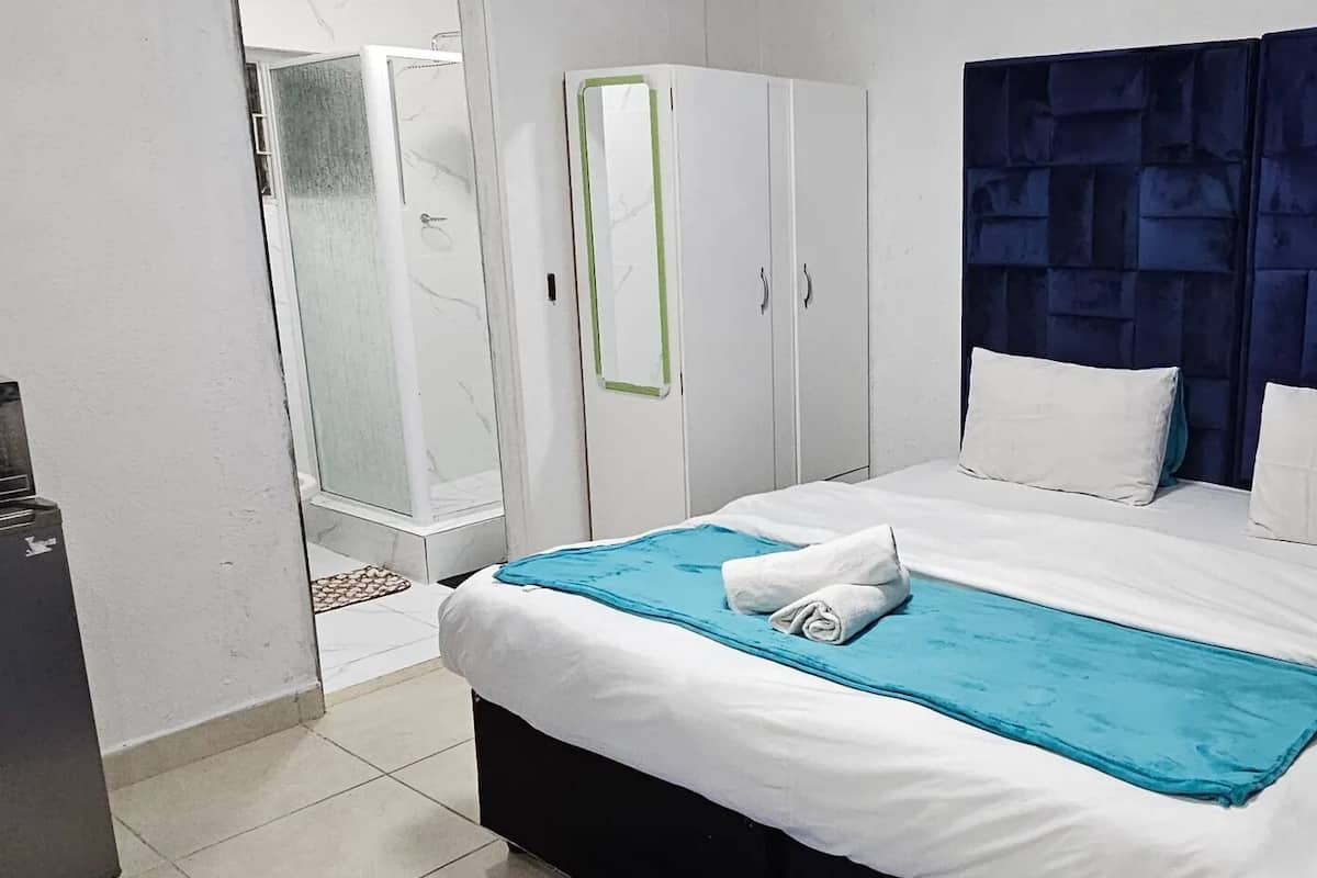 Room 8 - Standard Room | Desk, laptop workspace, iron/ironing board, free WiFi