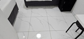 Room 3 - Family Room | Skrivebord, skrivebord for bærbar PC og strykejern/-brett