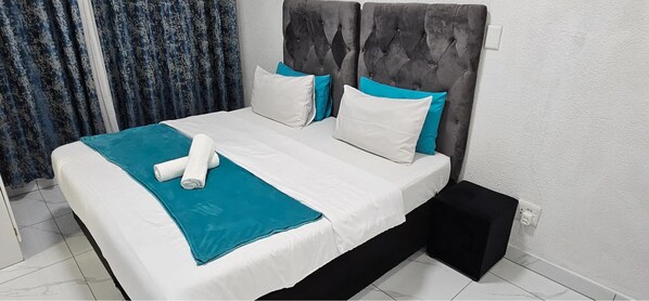 Room 6 - Standard Room | Desk, laptop workspace, iron/ironing board, free WiFi - Goshen Lodge Fitzroy (Cape Town)