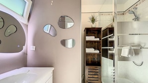 A modern bathroom with a vanity, mirrors, a shower, and a wooden storage unit. - Cosy - Vue Imprenable sur le lac (Tresserve)