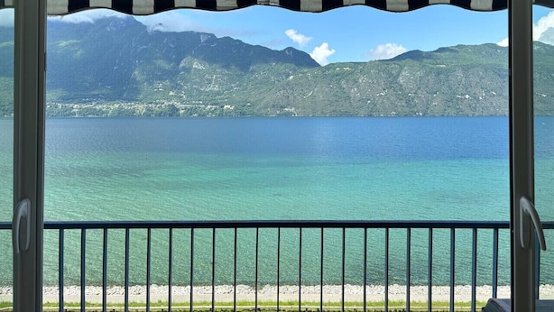 A covered outdoor area with a view of a lake and mountains. - Cosy - Vue Imprenable sur le lac (Tresserve)