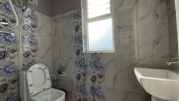 SĂšche-cheveux, serviettes fournies, savon, papier toilette