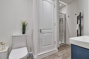 Kostenlose Toilettenartikel, Hausschuhe