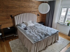 5 bedrooms, desk, iron/ironing board, travel cot