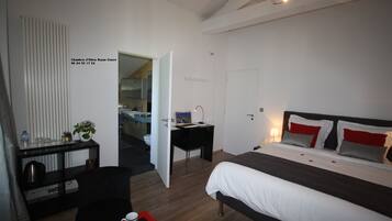 Kamar, 1 Tempat Tidur Queen, Bebas Asap Rokok, area taman | Meja kerja, ruang kerja ramah laptop, dan Wi-Fi gratis