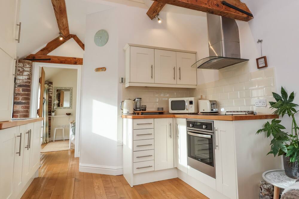 THE COW SHED, pet friendly, with a garden in Bridgnorth