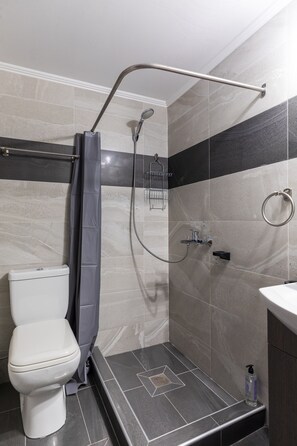 City appartement, 2 slaapkamers | Badkamer | Een douche, een haardroger